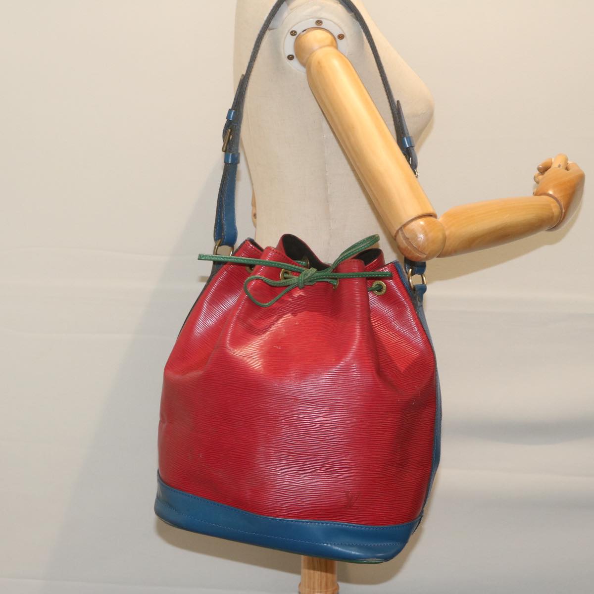 LOUIS VUITTON Epi Trico color Noe Bag Red Blue Green M44084 LV Auth ar10970B