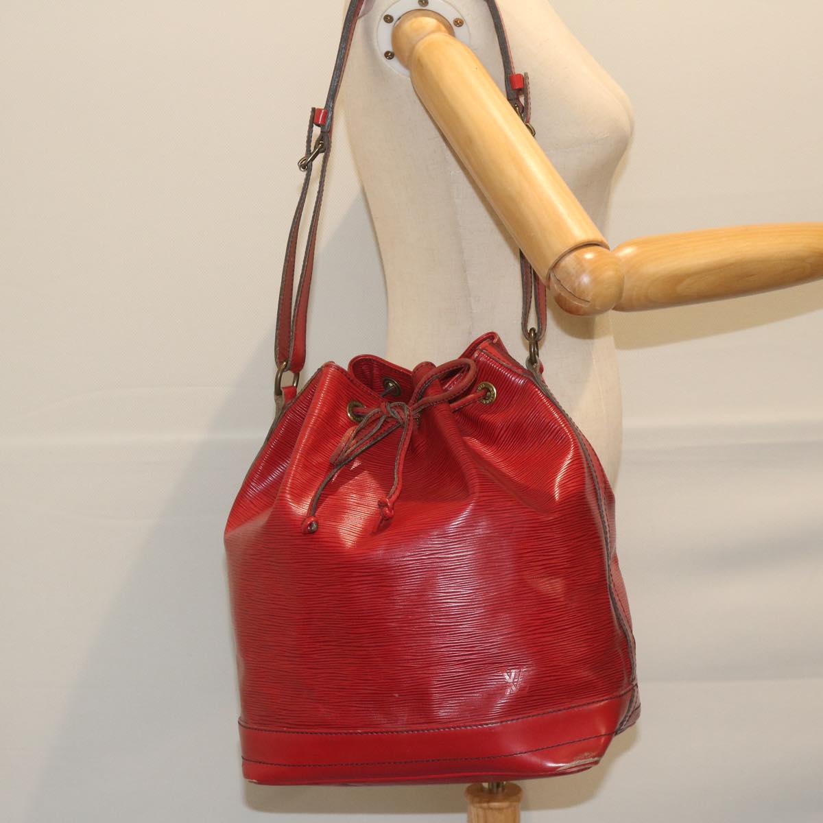 LOUIS VUITTON Epi Noe Shoulder Bag Red M44007 LV Auth ar10997