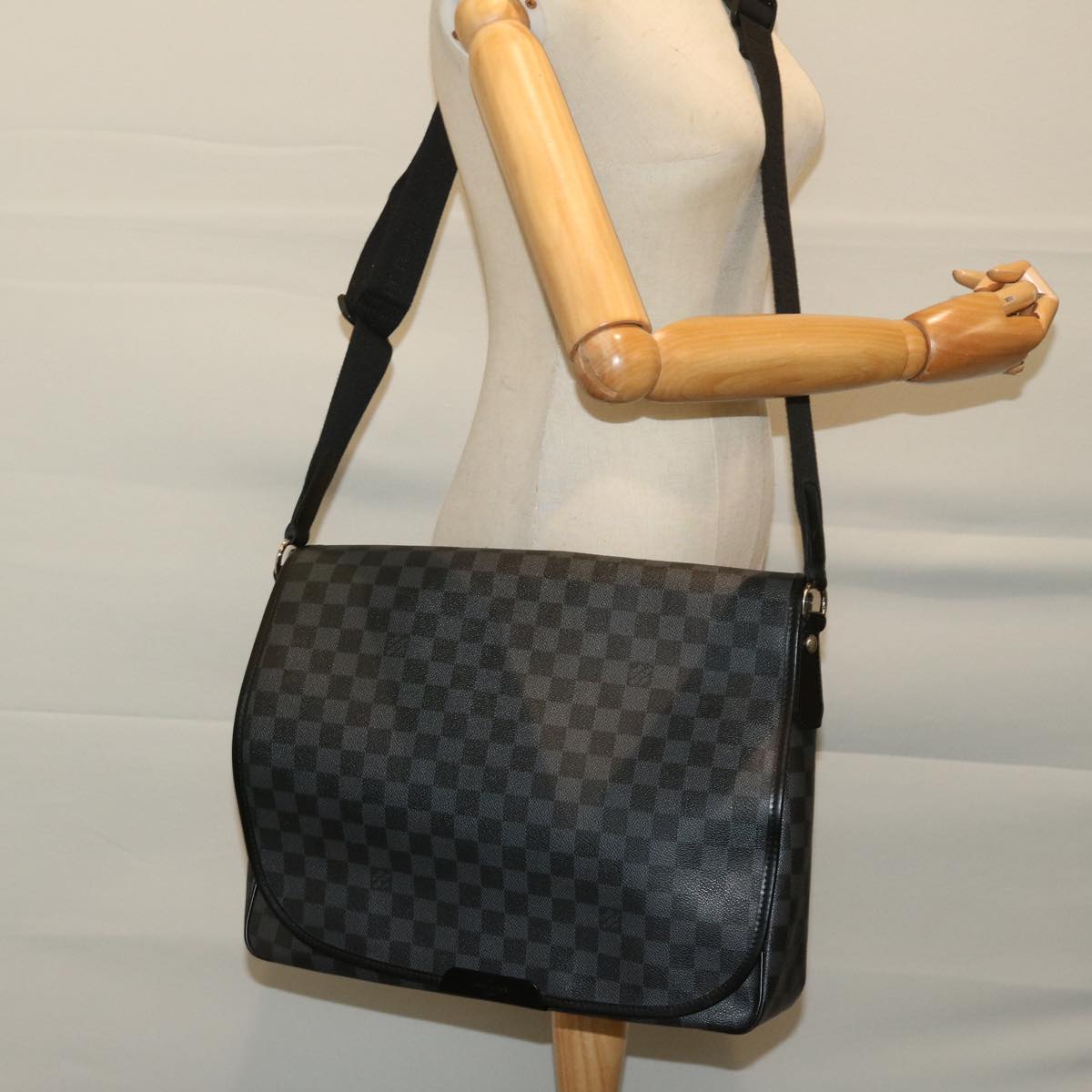 LOUIS VUITTON Damier Graphite Daniel GM Shoulder Bag N58033 LV Auth ar11370B