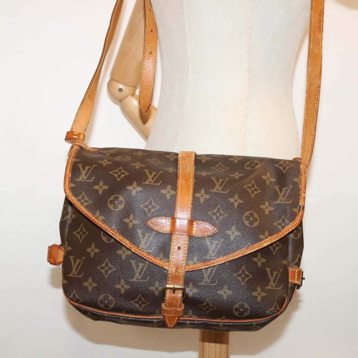 LOUIS VUITTON Monogram Saumur 30 Shoulder Bag M42256 LV Auth ar11406