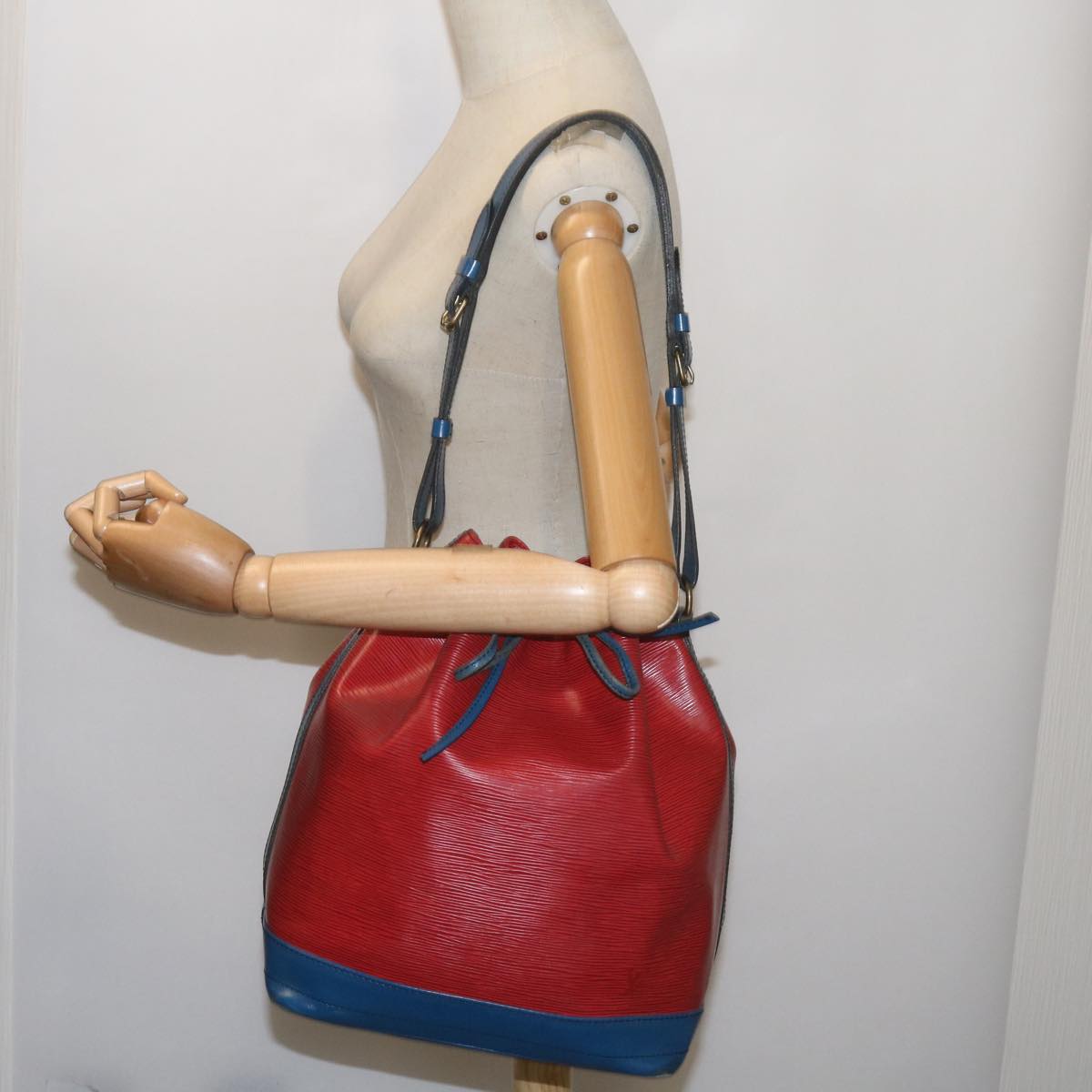 LOUIS VUITTON Epi Noe Shoulder Bag Bicolor Red Blue M44084 LV Auth ar11474B