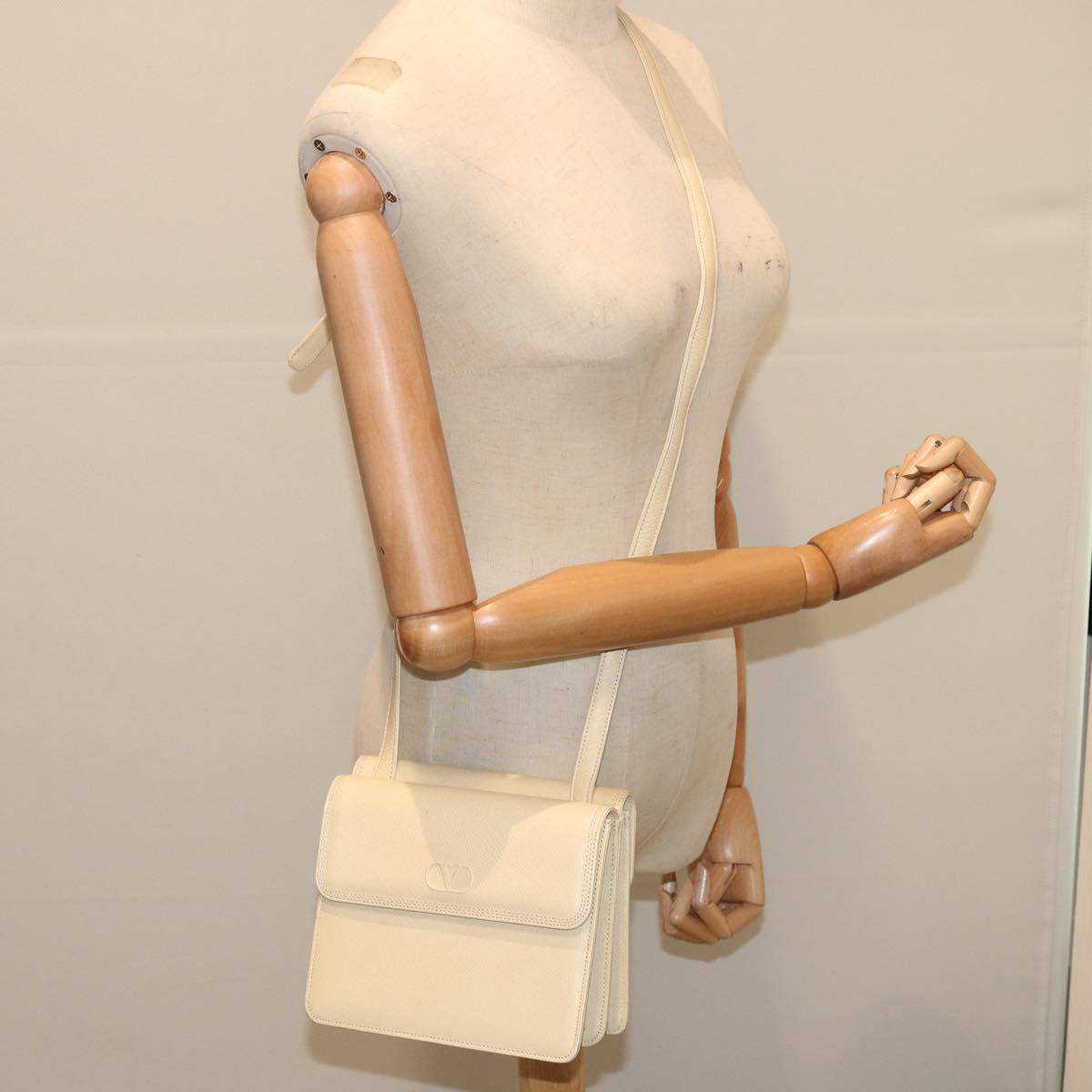 VALENTINO Shoulder Bag Leather Cream Auth ar11717