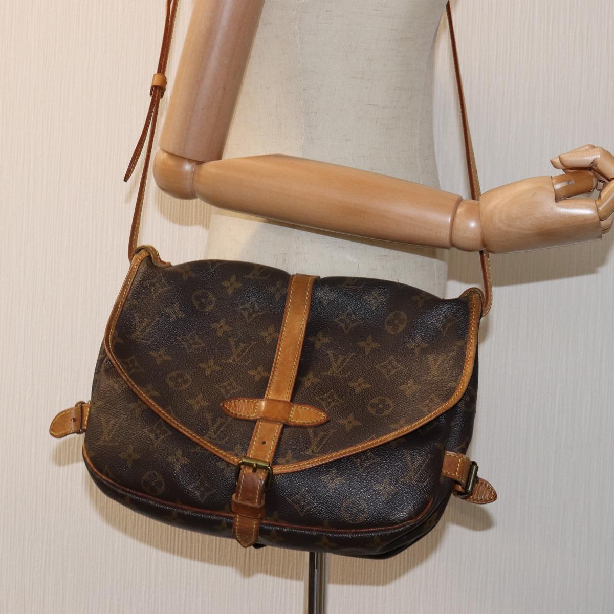 LOUIS VUITTON Monogram Saumur 30 Shoulder Bag M42256 LV Auth ar11831