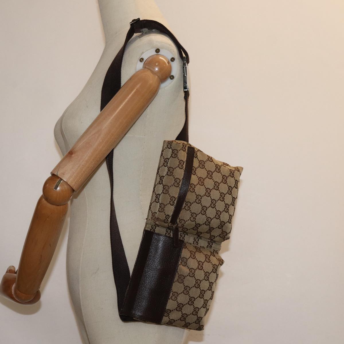 GUCCI GG Canvas Waist bag Beige Auth ar12216