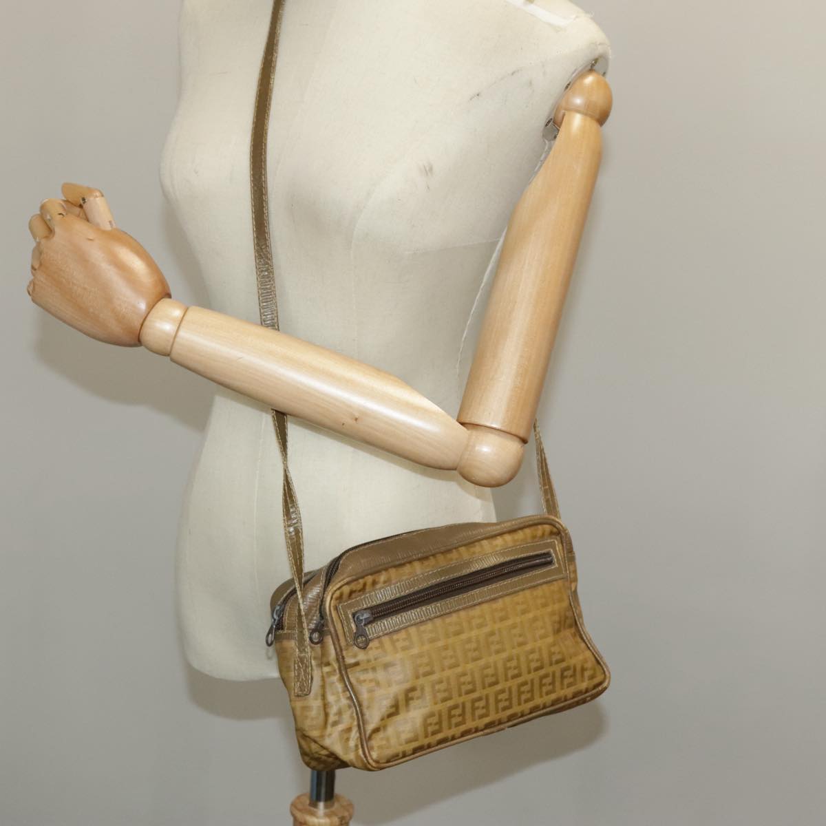 FENDI Zucchino Canvas Shoulder Bag Vintage Beige Auth ar12721