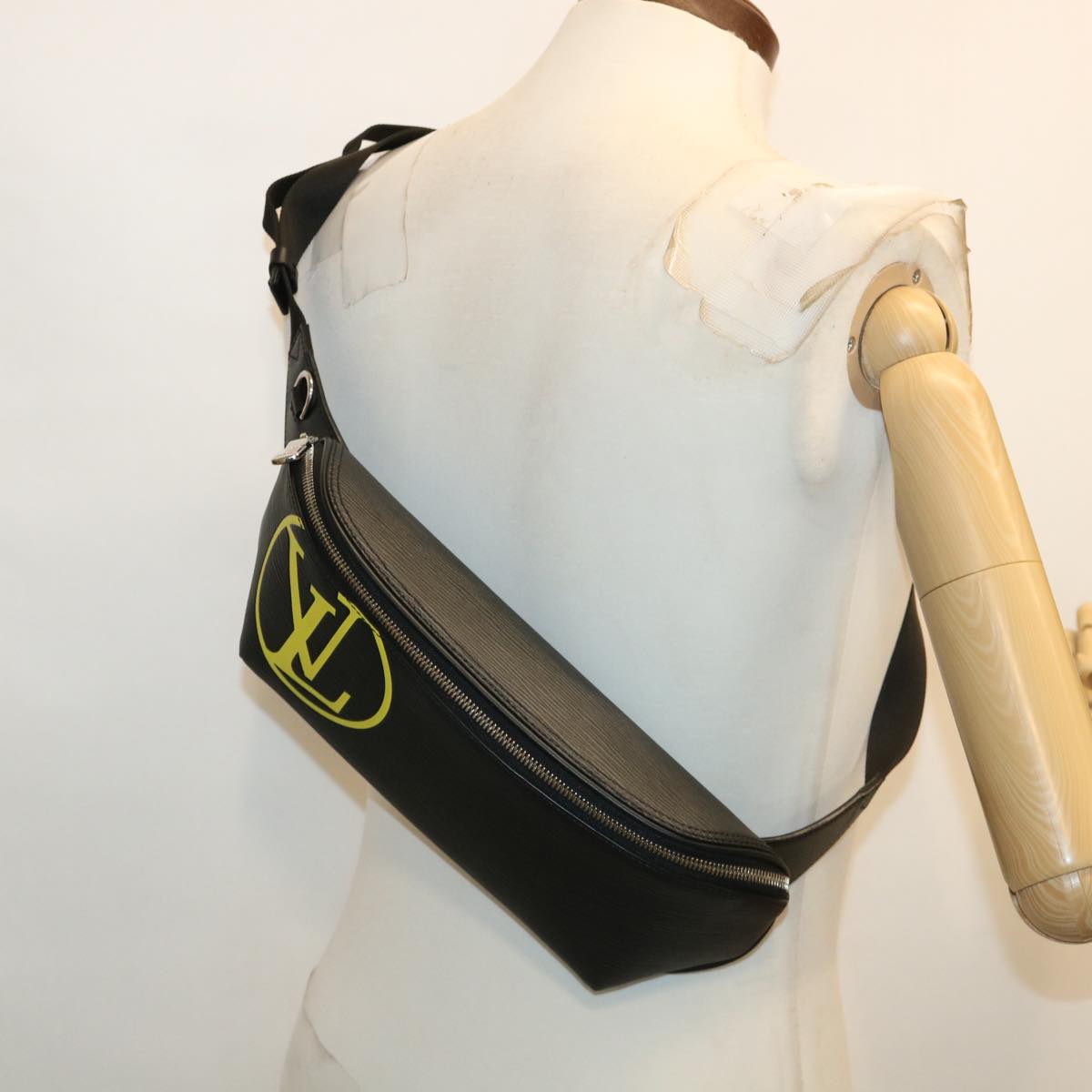 LOUIS VUITTON Epi LV Circle Bum Bag Waist Bag Black Yellow M55131 Auth ar8522A