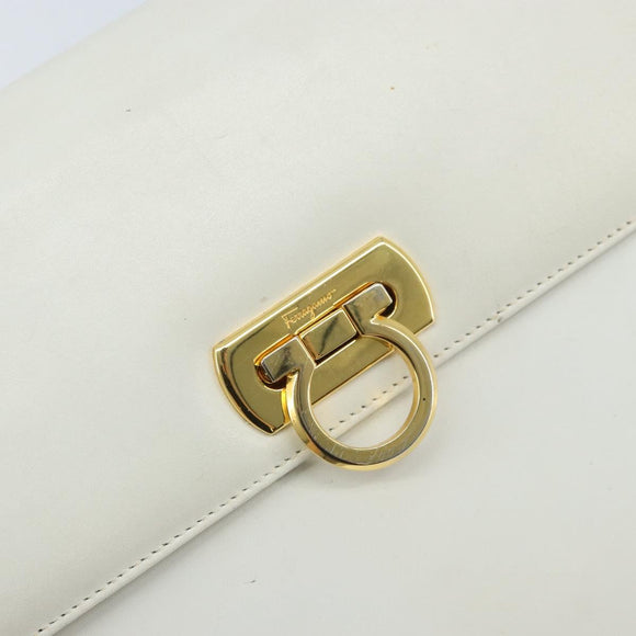 Salvatore Ferragamo Gancini Umhängetasche Leder Weiß Gold Auth ARZ115