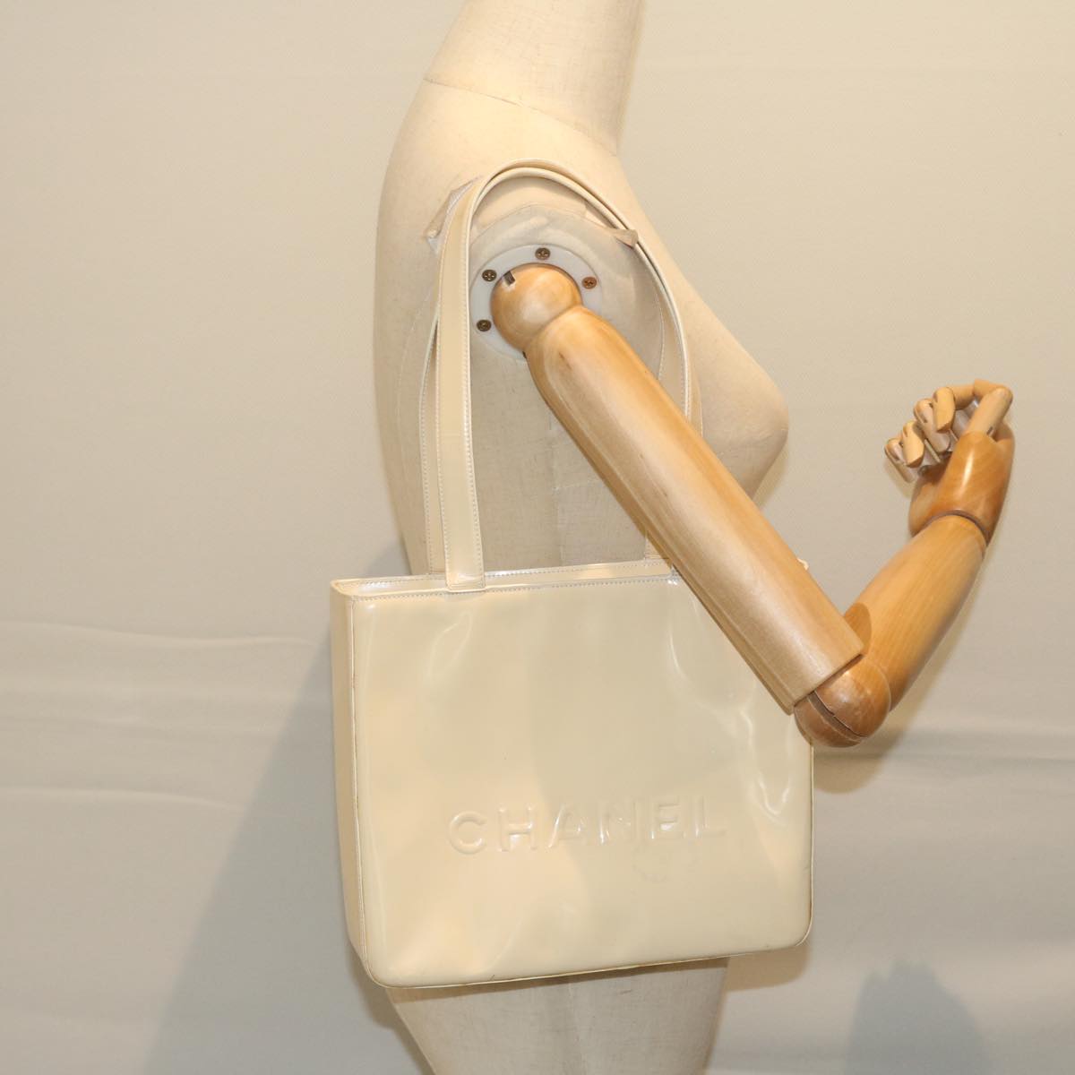 CHANEL Shoulder Bag Patent leather Beige CC Auth bs10326