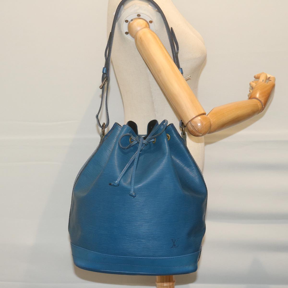 LOUIS VUITTON Epi Noe Shoulder Bag Blue M44005 LV Auth bs10869