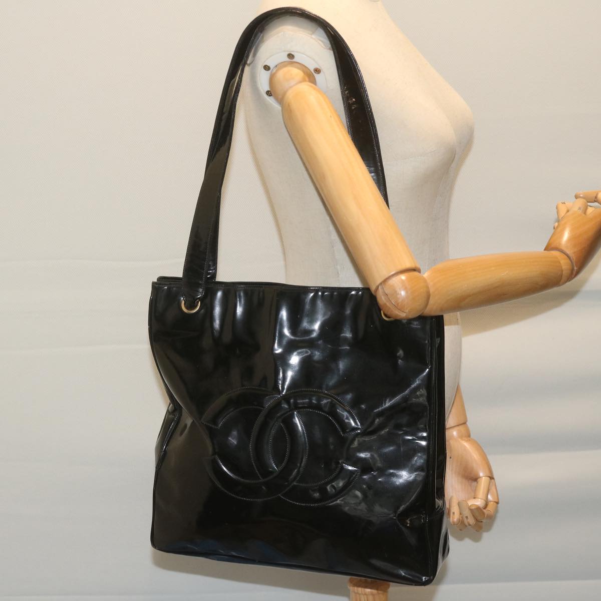 CHANEL Shoulder Bag Patent leather Black CC Auth bs10927