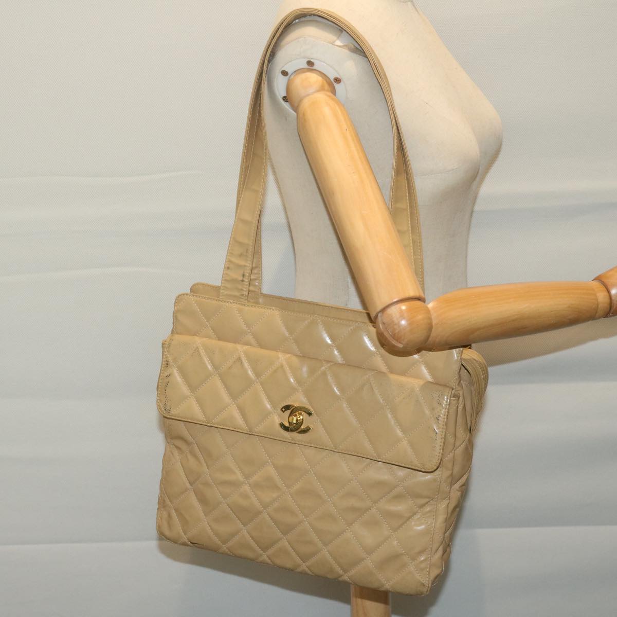 CHANEL Shoulder Bag Patent leather Beige CC Auth bs11893