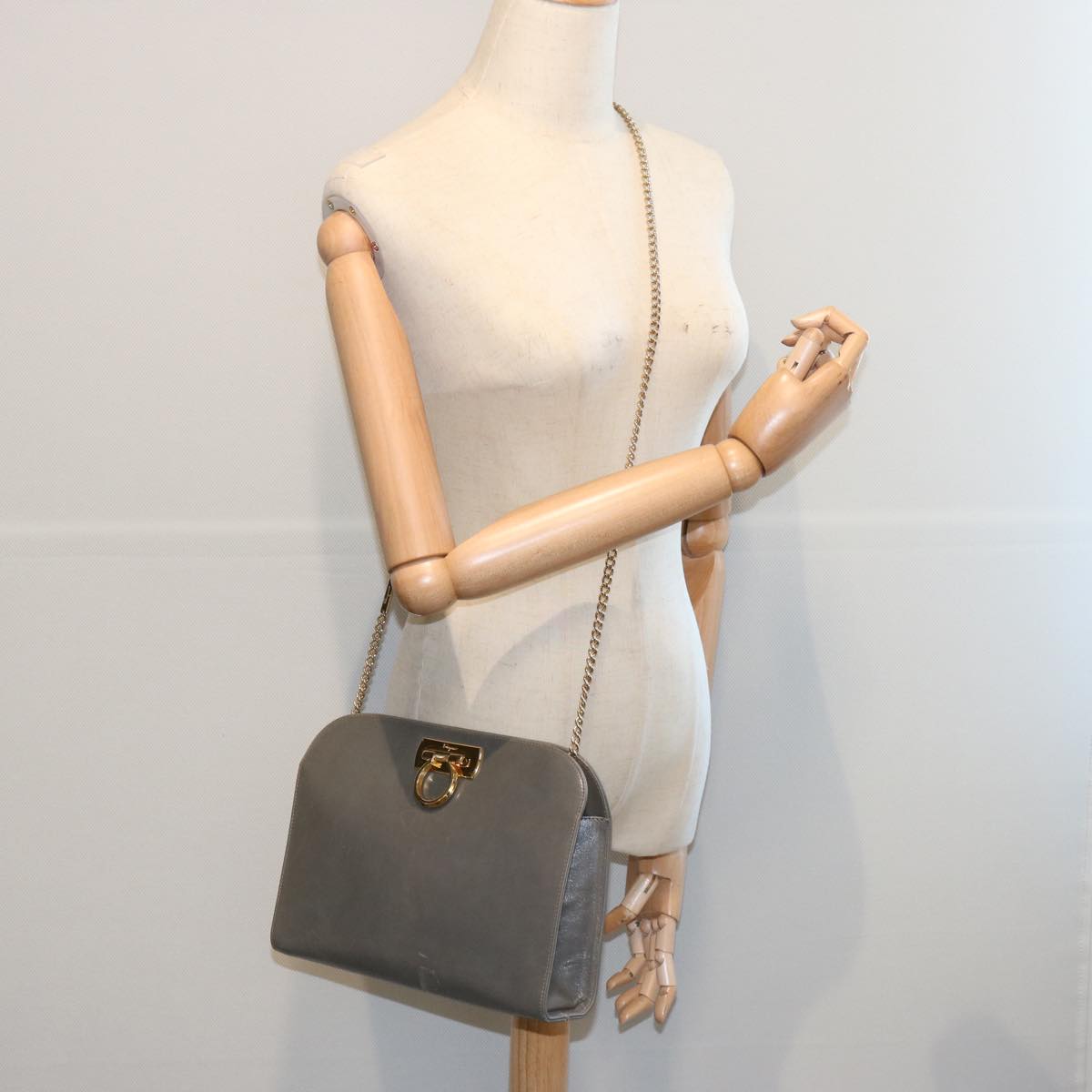 Salvatore Ferragamo Chain Shoulder Bag Leather Gray Auth bs12090