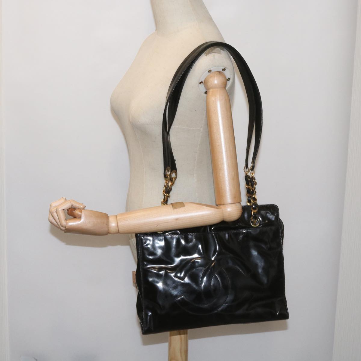 CHANEL Chain Shoulder Bag Patent leather Black CC Auth bs12350