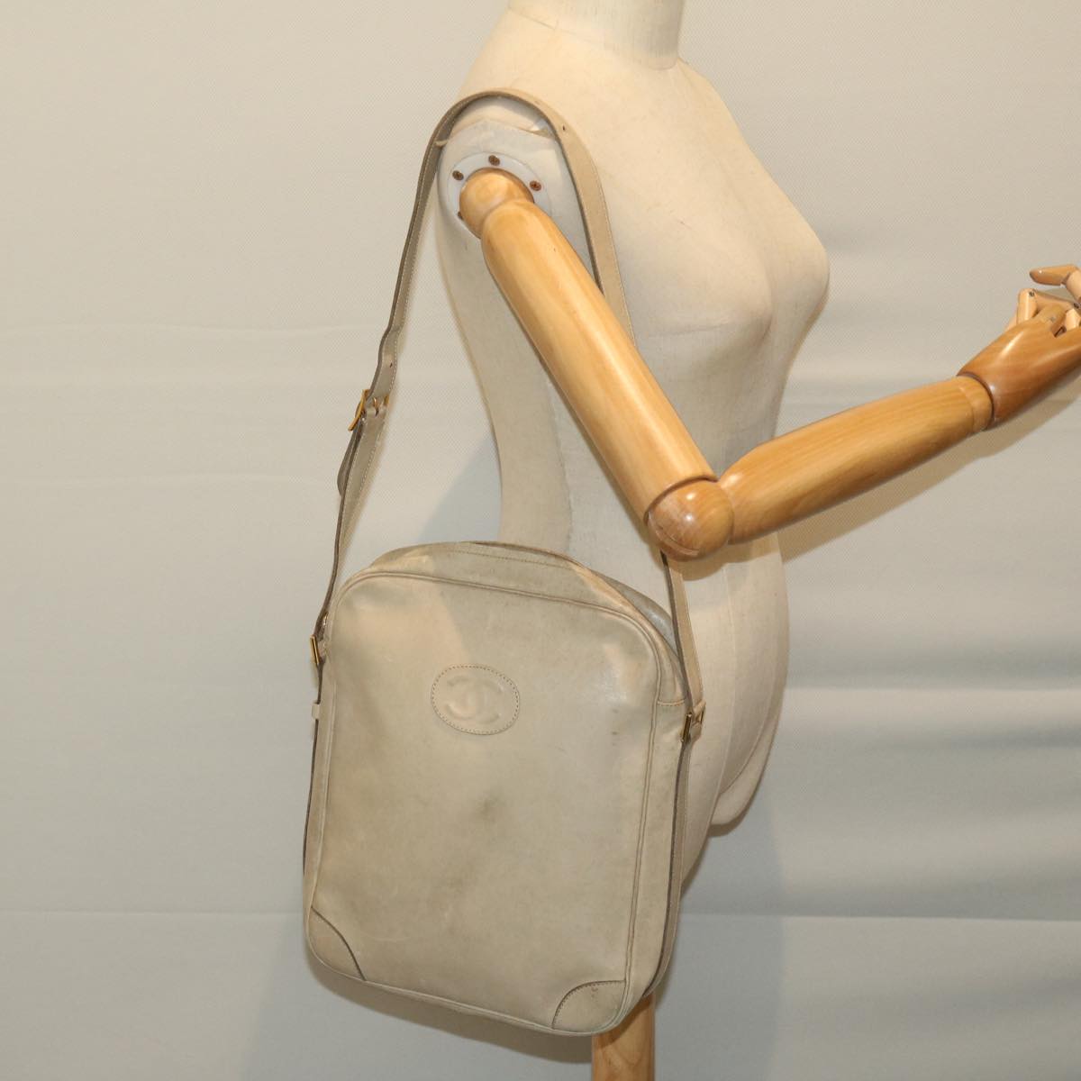 CHANEL Shoulder Bag Leather Beige CC Auth bs12353