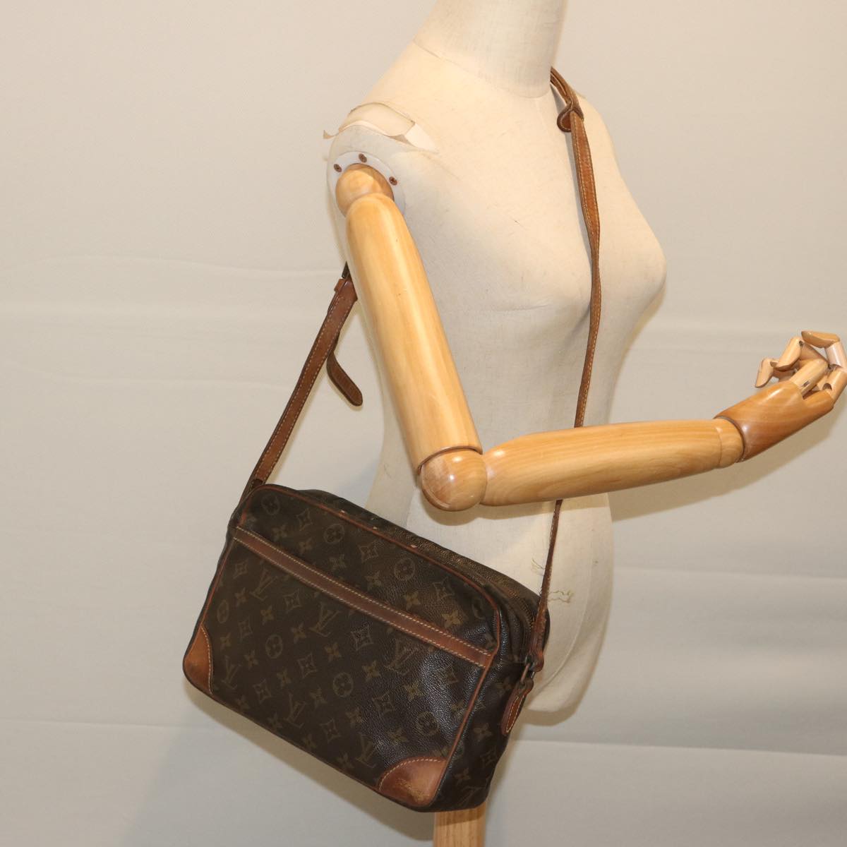 LOUIS VUITTON Monogram Trocadero 30 Shoulder Bag M51272 LV Auth bs12660