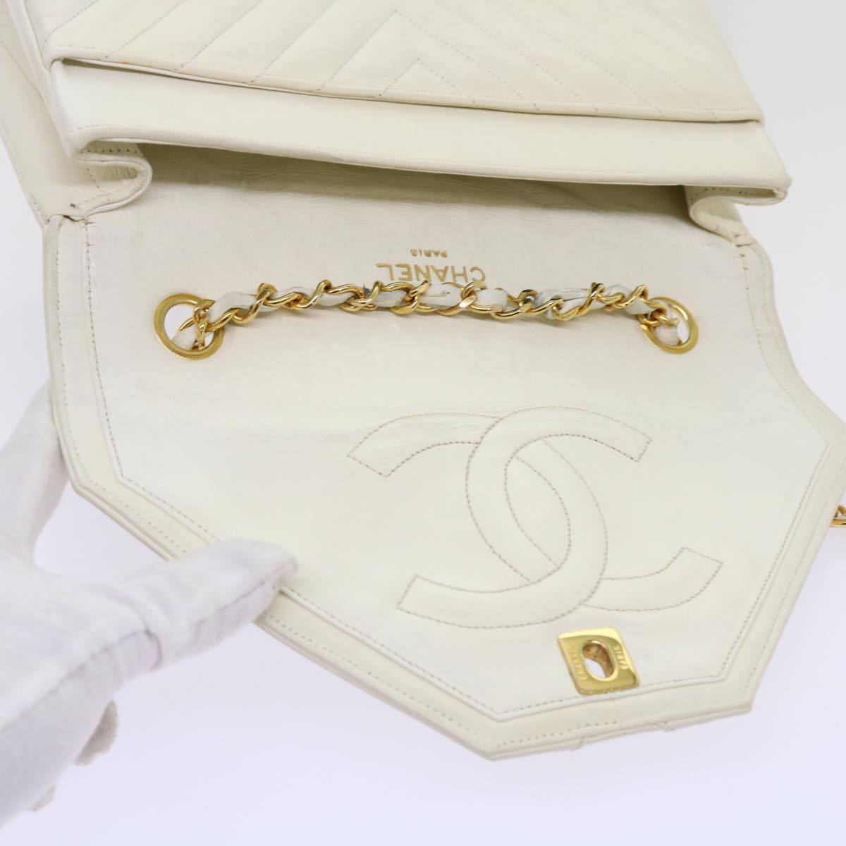 CHANEL Turn Lock Chain V Stitch Shoulder Bag Leather White CC Auth bs13035