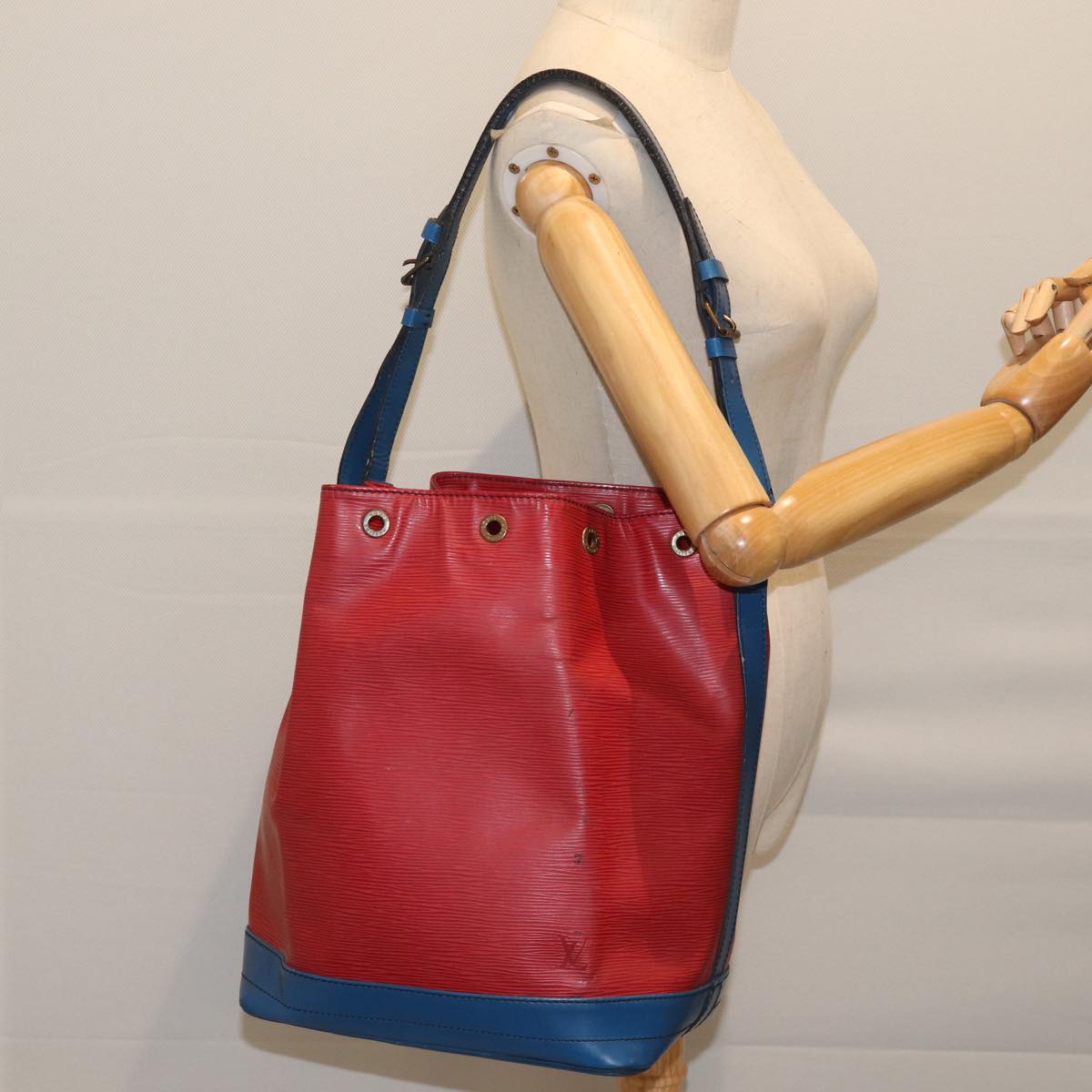 LOUIS VUITTON Epi Noe Shoulder Bag Bicolor Red Blue M44084 LV Auth bs13230