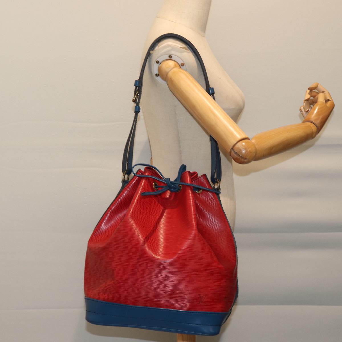 LOUIS VUITTON Epi Noe Shoulder Bag Bicolor Red Blue M44084 LV Auth bs13511