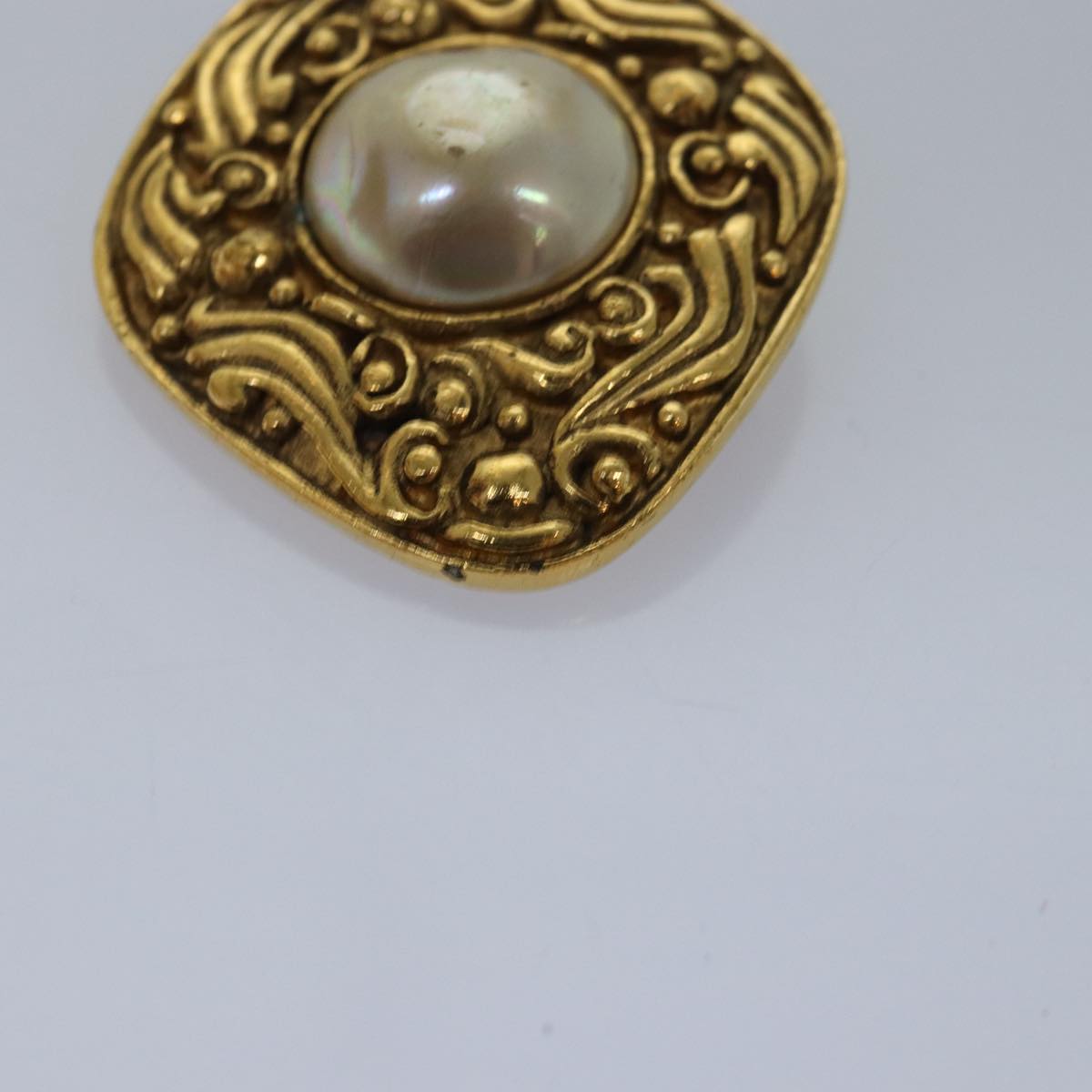 CHANEL Brooch metal Gold CC Auth bs14659