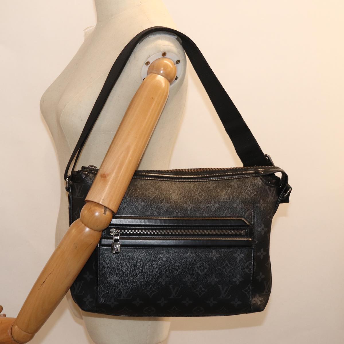 LOUIS VUITTON Monogram Eclipse Odyssey Messenger MM Bag M44224 LV Auth bs14669