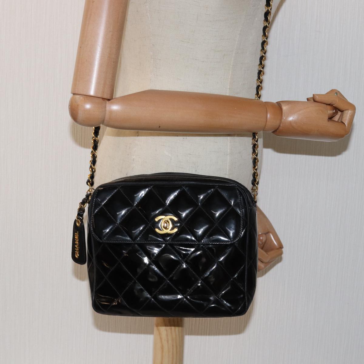 CHANEL Matelasse Turn Lock Chain Shoulder Bag Enamel Black CC Auth bs14917