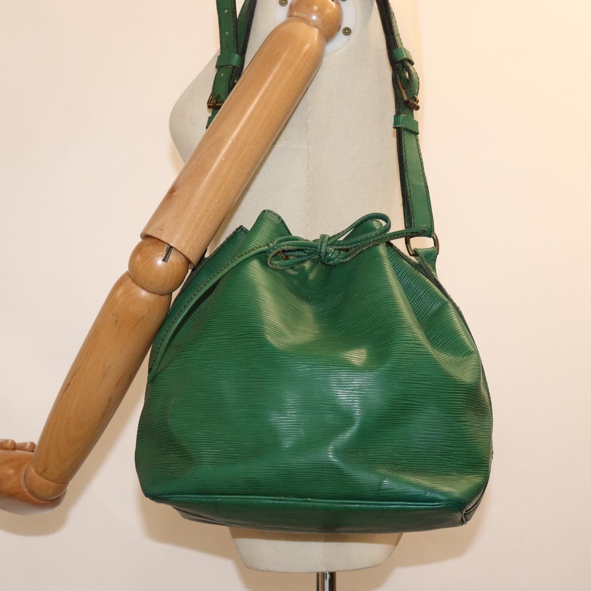 LOUIS VUITTON Epi Petit Noe Shoulder Bag Green M44104 LV Auth bs14936