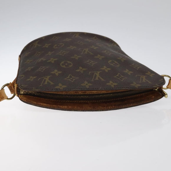 CHANEL Matelasse Pouch Enamel Beige CC Auth bs16140