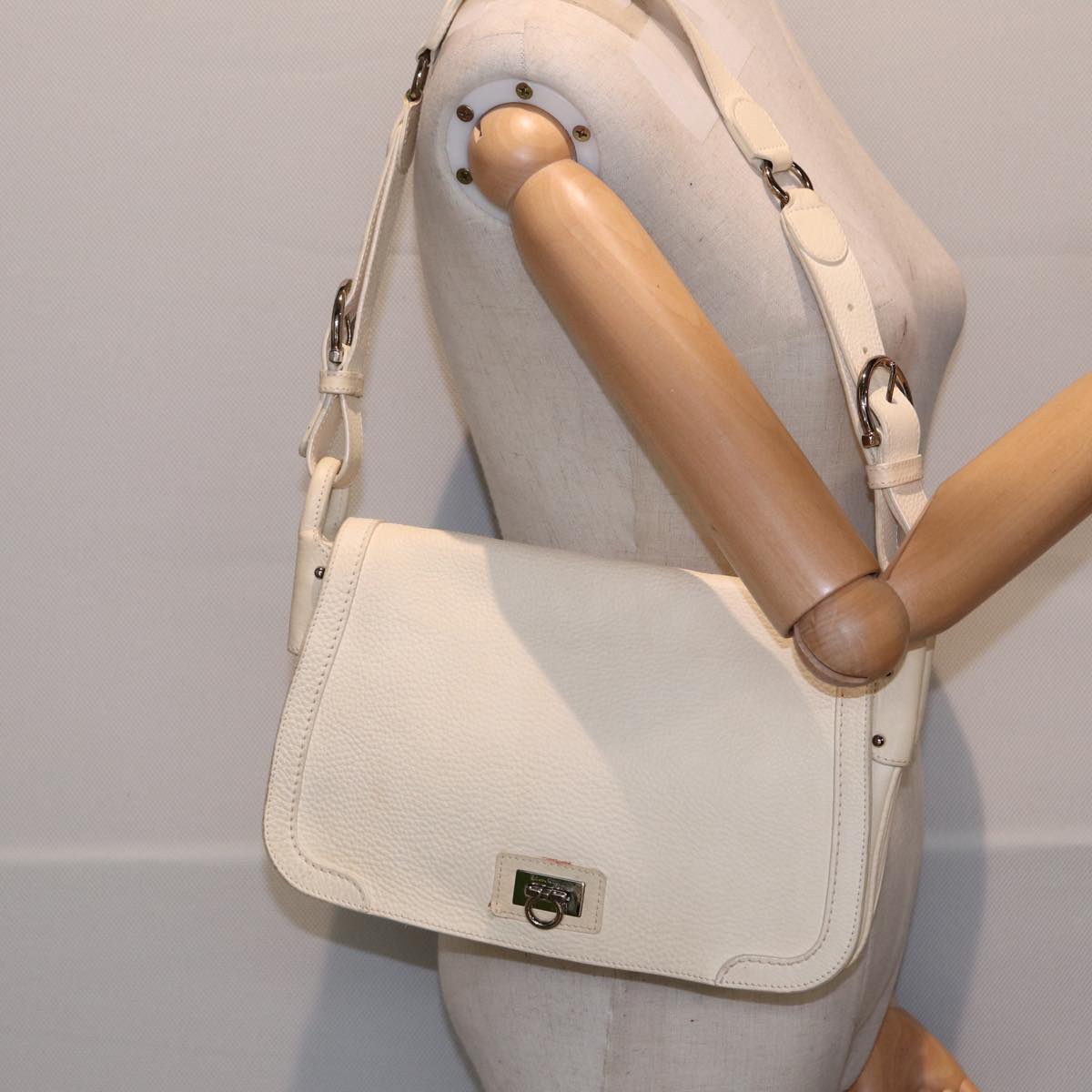 Salvatore Ferragamo Gancini Shoulder Bag Leather Cream Silver Auth bs17298