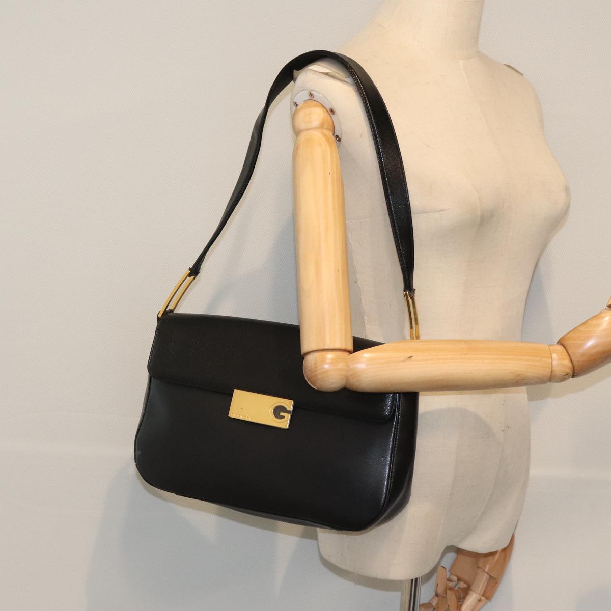 GIVENCHY Shoulder Bag Leather Black Auth bs17645