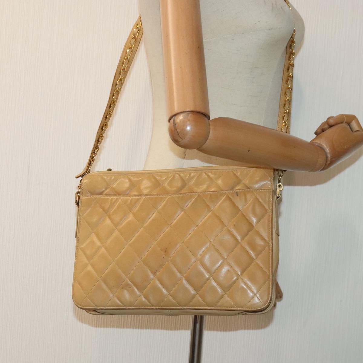 CHANEL Matelasse Chain Shoulder Bag Leather Beige CC Auth bs18062