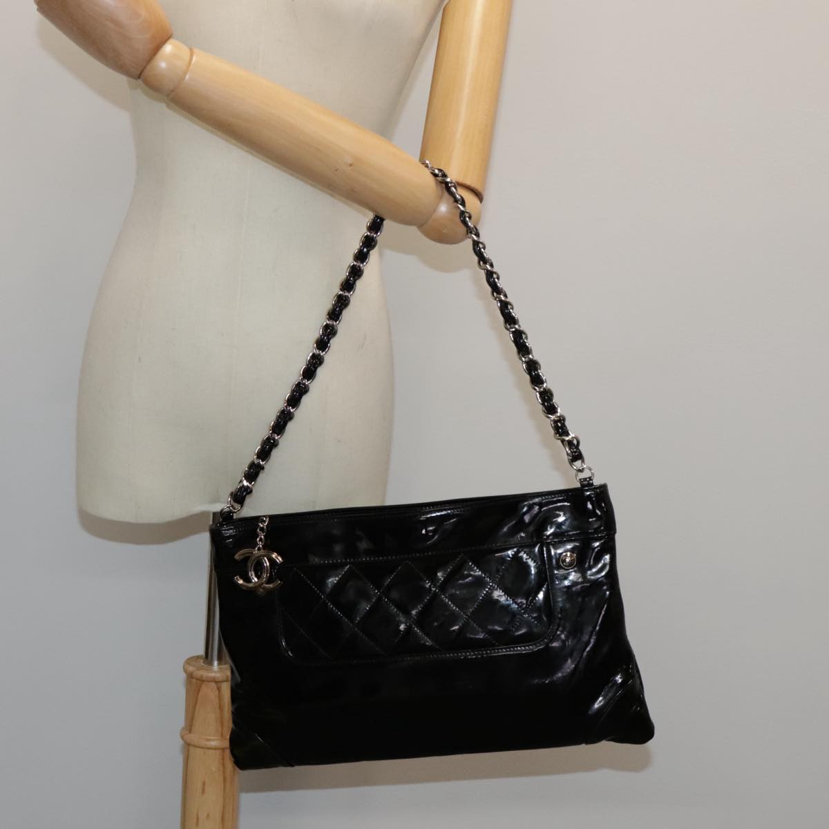 CHANEL Matelasse Chain Shoulder Bag Patent leather Black Silver CC Auth bs18654