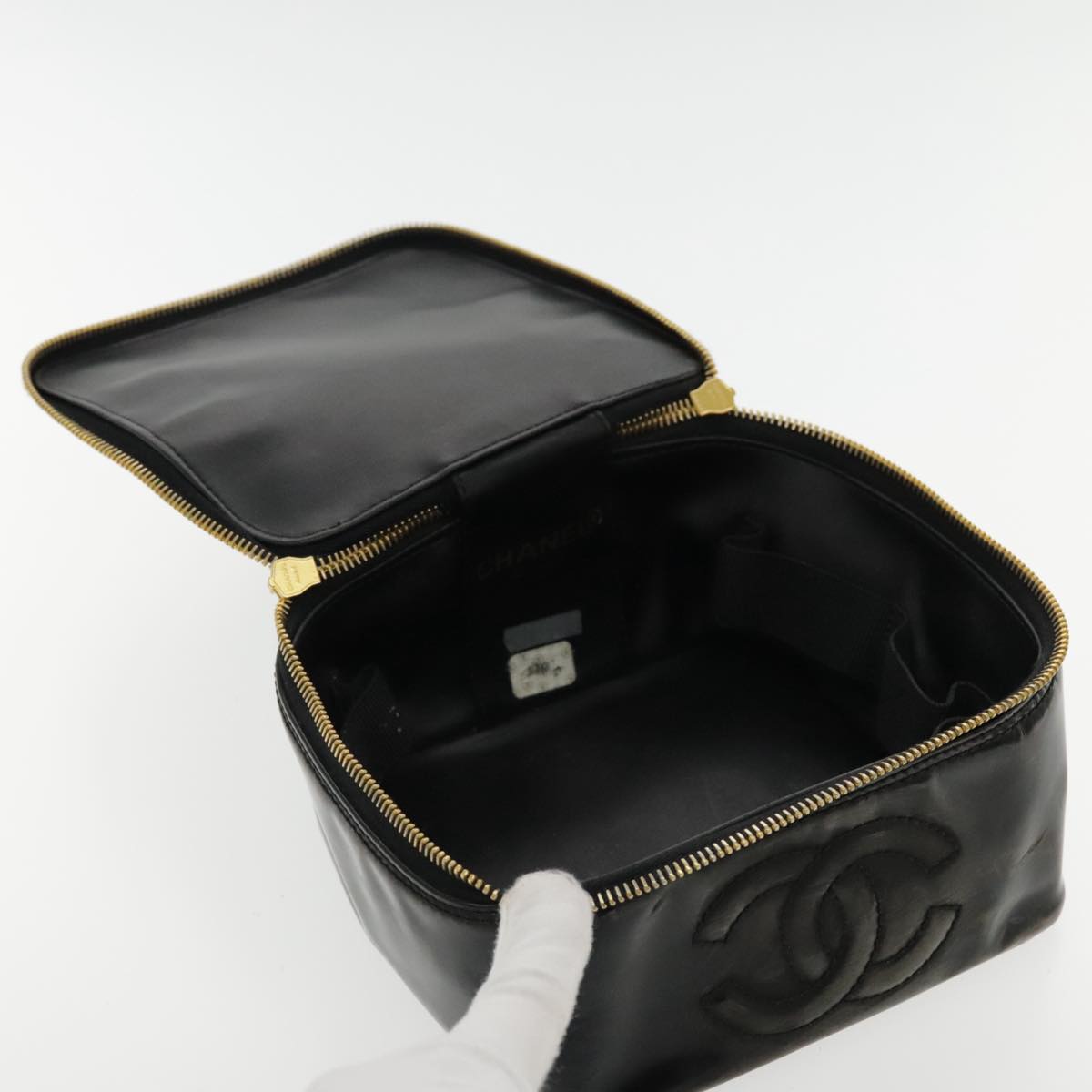 CHANEL Vanity Cosmetic Pouch Patent leather Black Gold CC Auth bs18658