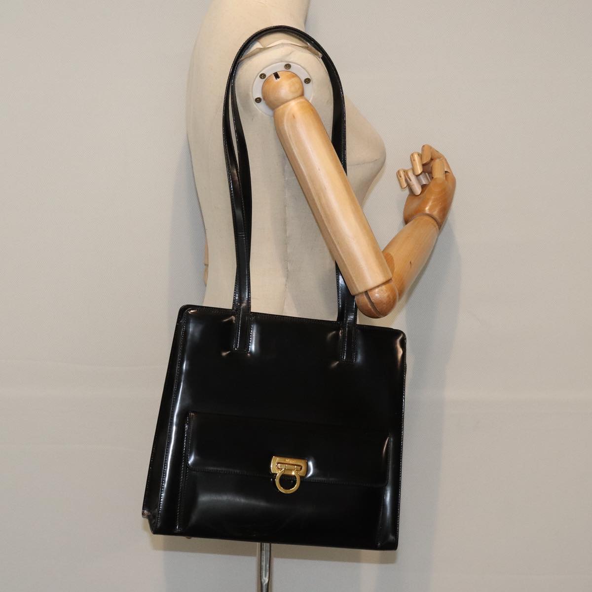 Salvatore Ferragamo Gancini Shoulder Bag Patent leather Black Gold Auth bs18810