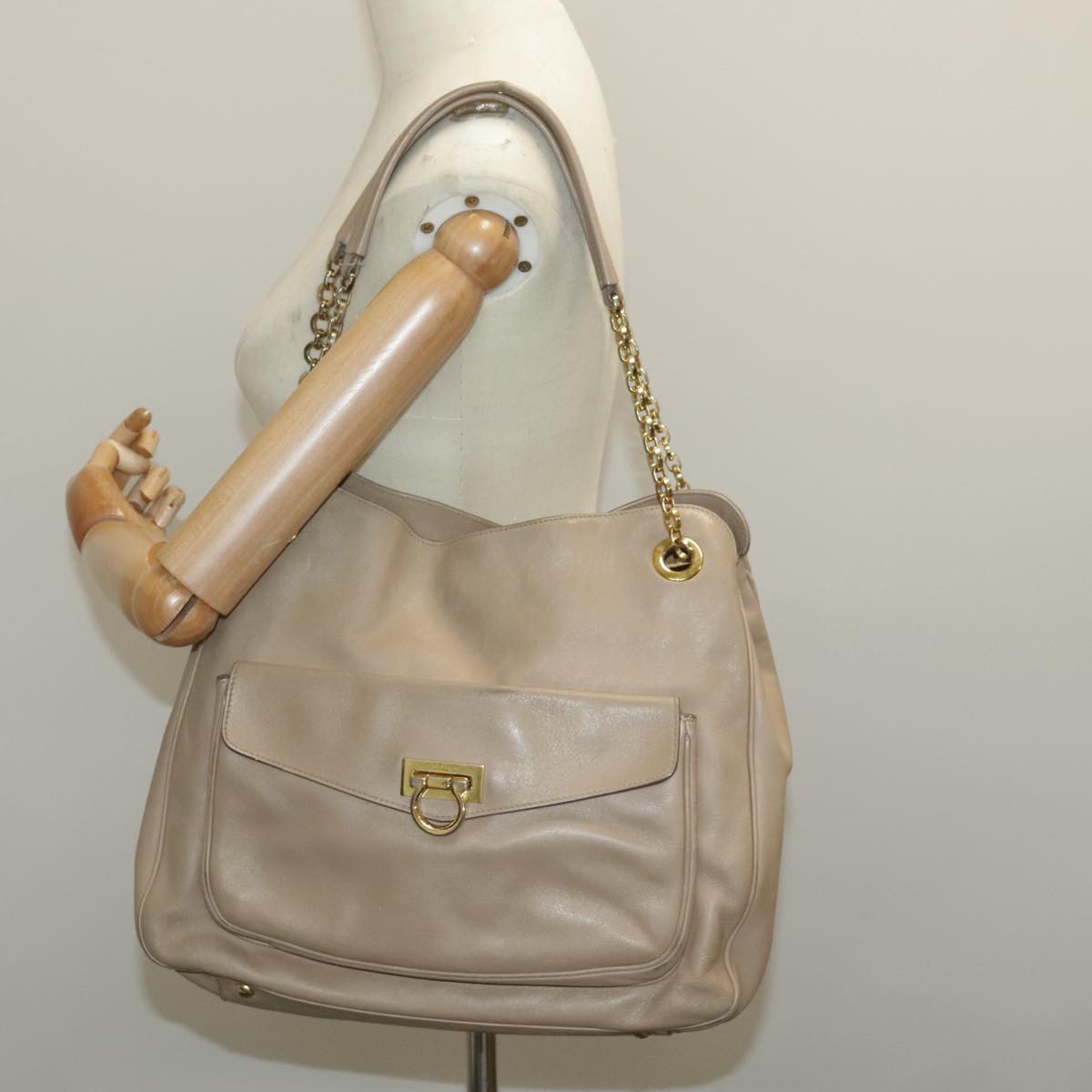 Salvatore Ferragamo Gancini Chain Shoulder Bag Leather Beige Gold Auth bs19111