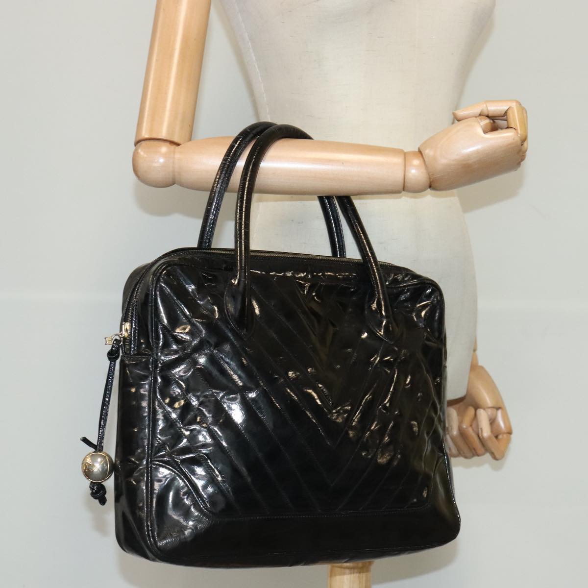 CHANEL V Stitch Hand Bag Patent leather Black Gold CC Auth bs19212