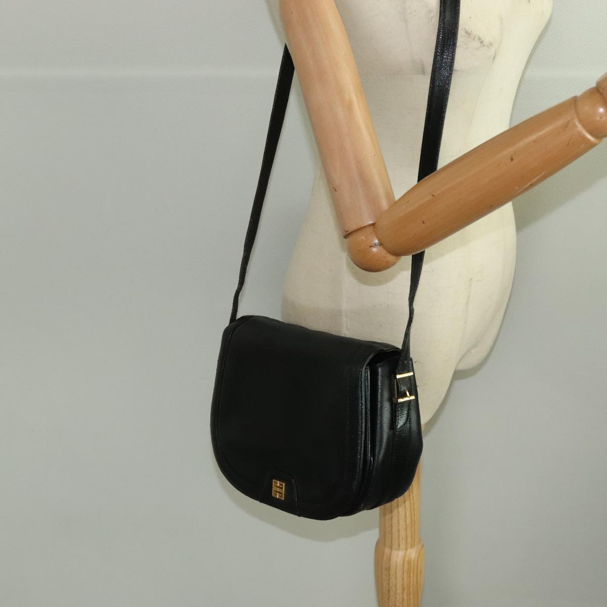 GIVENCHY Shoulder Bag Leather Black Gold Auth bs19284