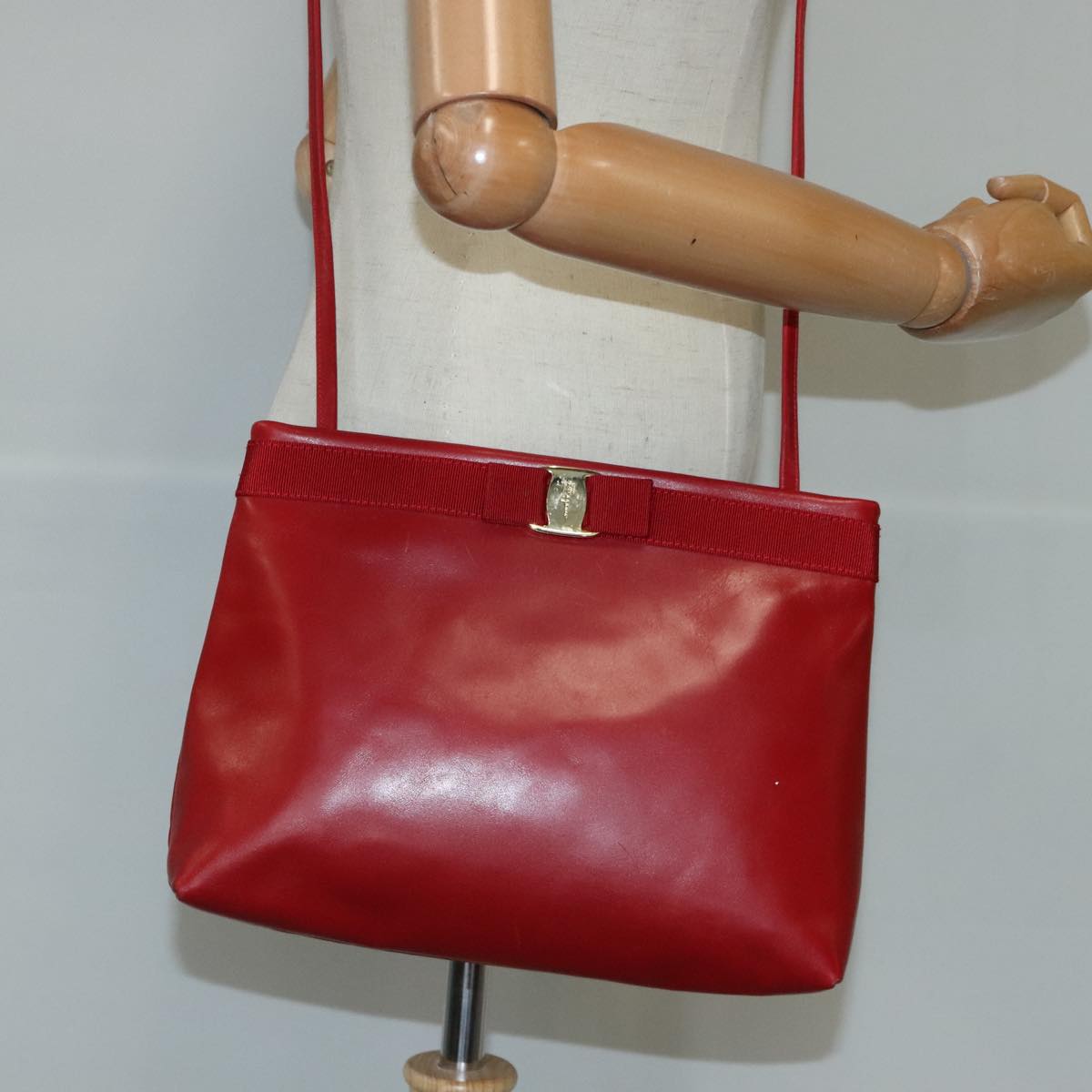 Salvatore Ferragamo Vala Shoulder Bag Leather Red Gold Auth bs19501