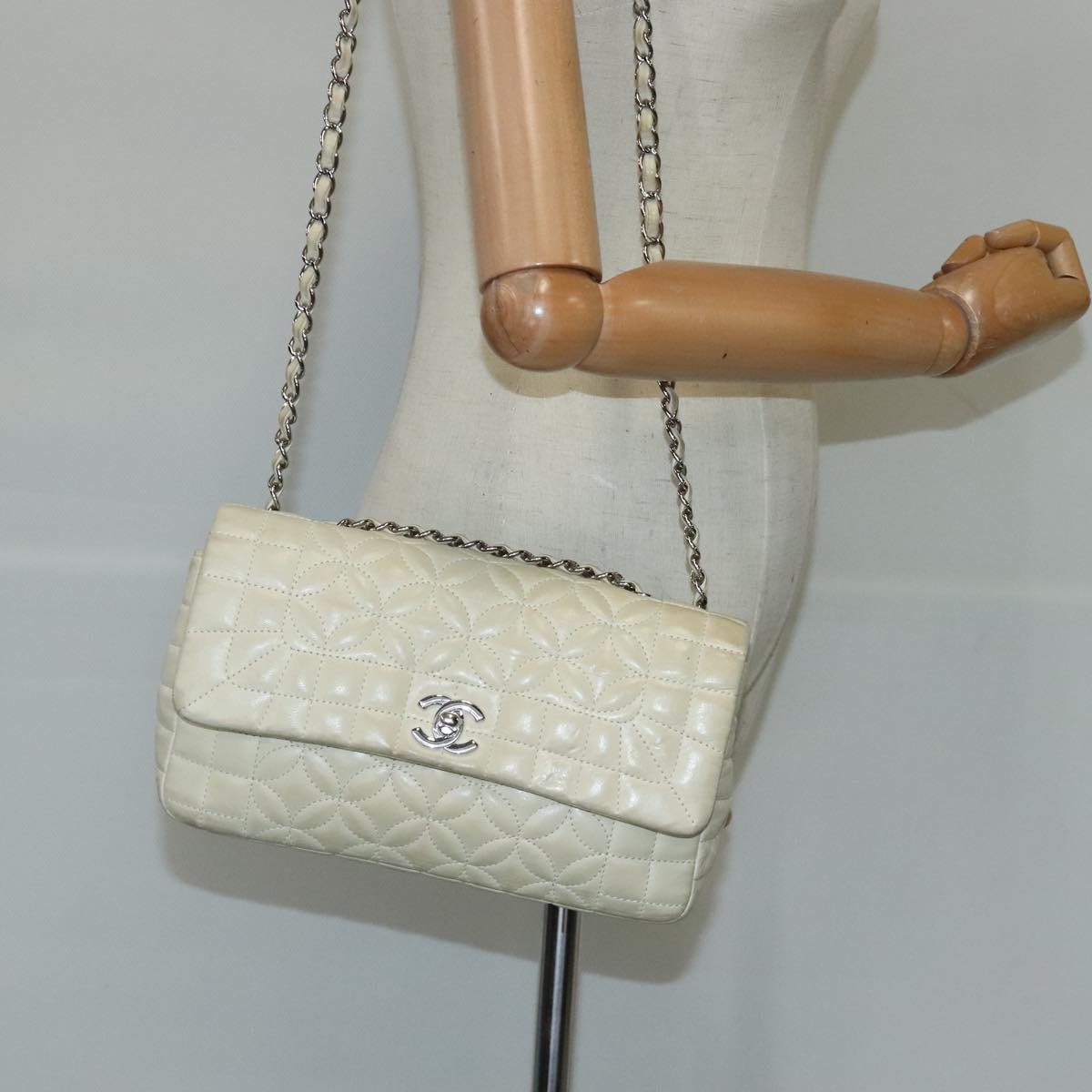 CHANEL Chain Flower Stitch Shoulder Bag Lamb Skin Beige Silver CC Auth bs19654