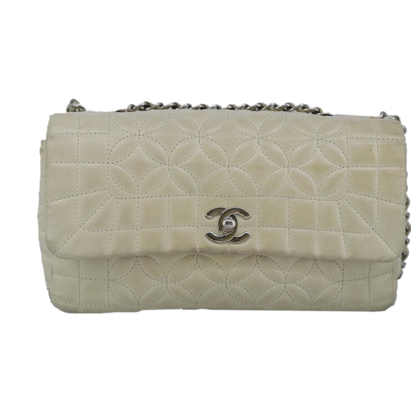 CHANEL Chain Flower Stitch Shoulder Bag Lamb Skin Beige Silver CC Auth bs19654