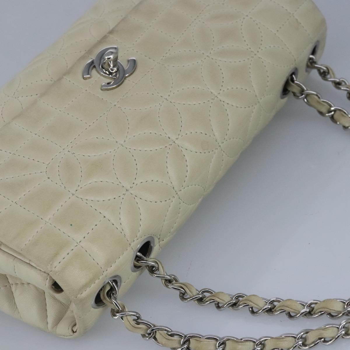 CHANEL Chain Flower Stitch Shoulder Bag Lamb Skin Beige Silver CC Auth bs19654