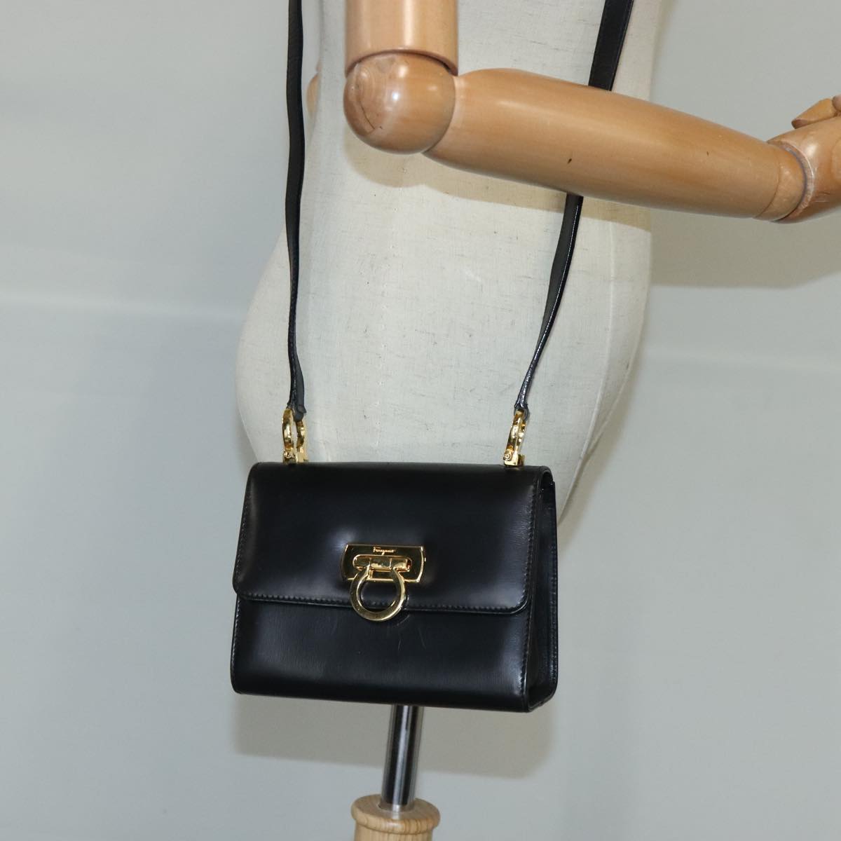 Salvatore Ferragamo Gancini Shoulder Bag Leather Black Gold Auth bs20021