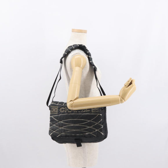 CHANEL Umhängetasche Nylon Schwarz CC Auth bs32635