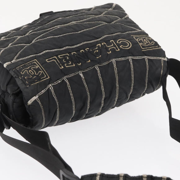 CHANEL Umhängetasche Nylon Schwarz CC Auth bs32635