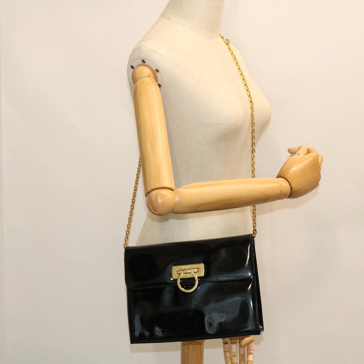 Salvatore Ferragamo Gancini Chain Shoulder Bag Patent leather Black Auth bs7686