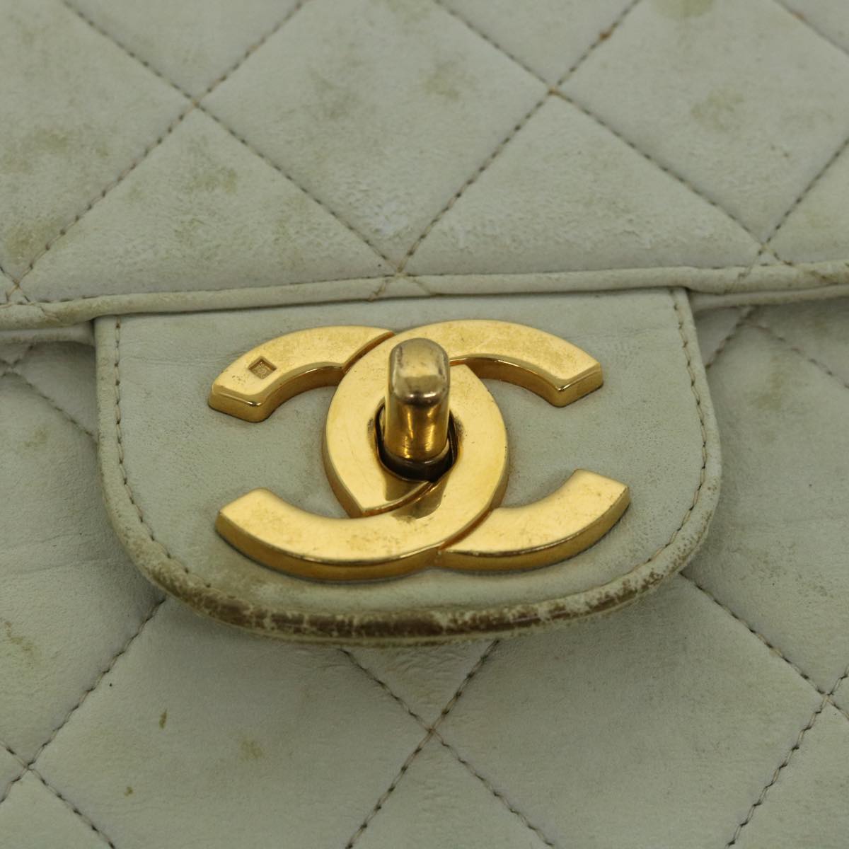 CHANEL Matelasse Chain Shoulder Bag Leather White CC Auth bs8333