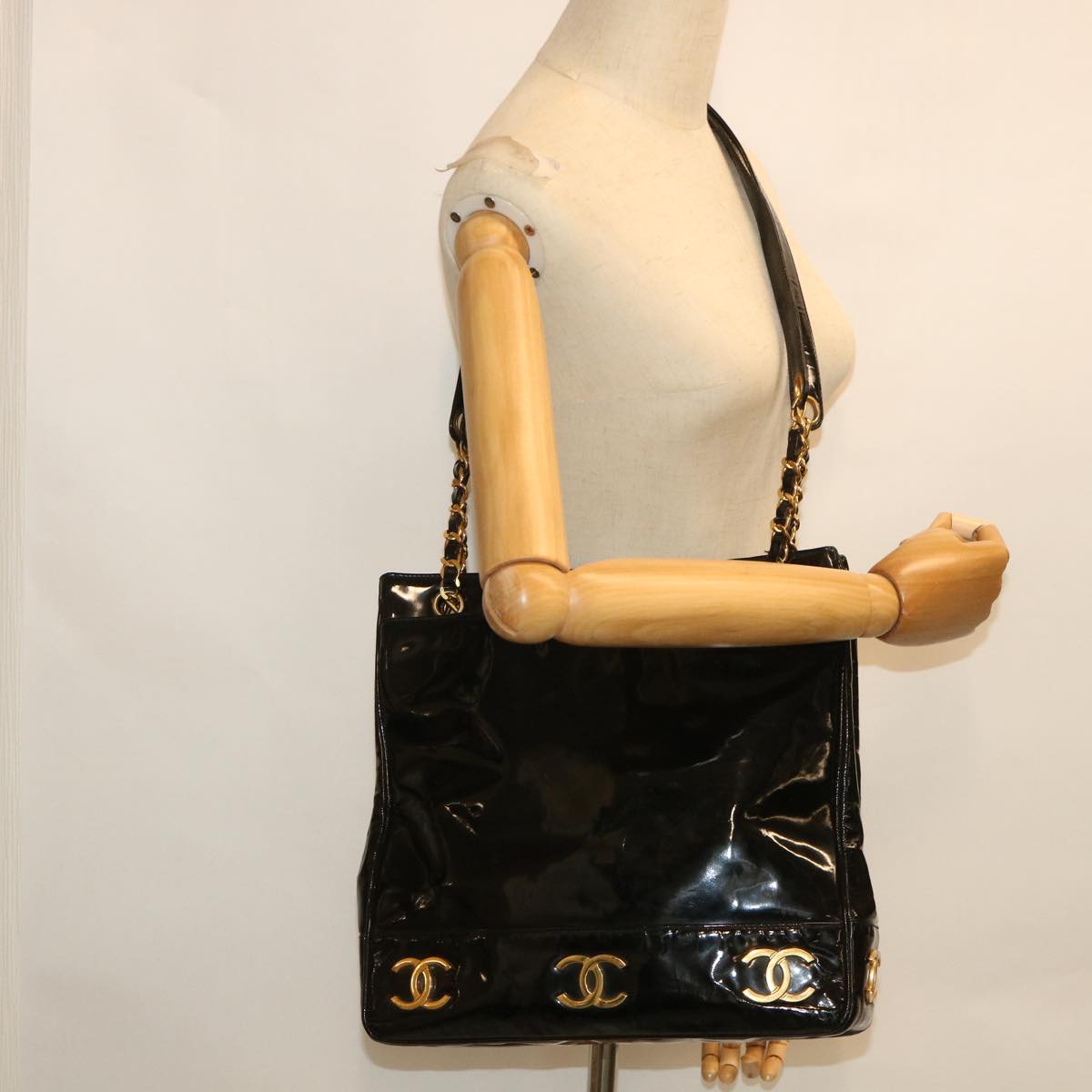 CHANEL Chain Shoulder Bag Patent leather Black CC Auth bs8549