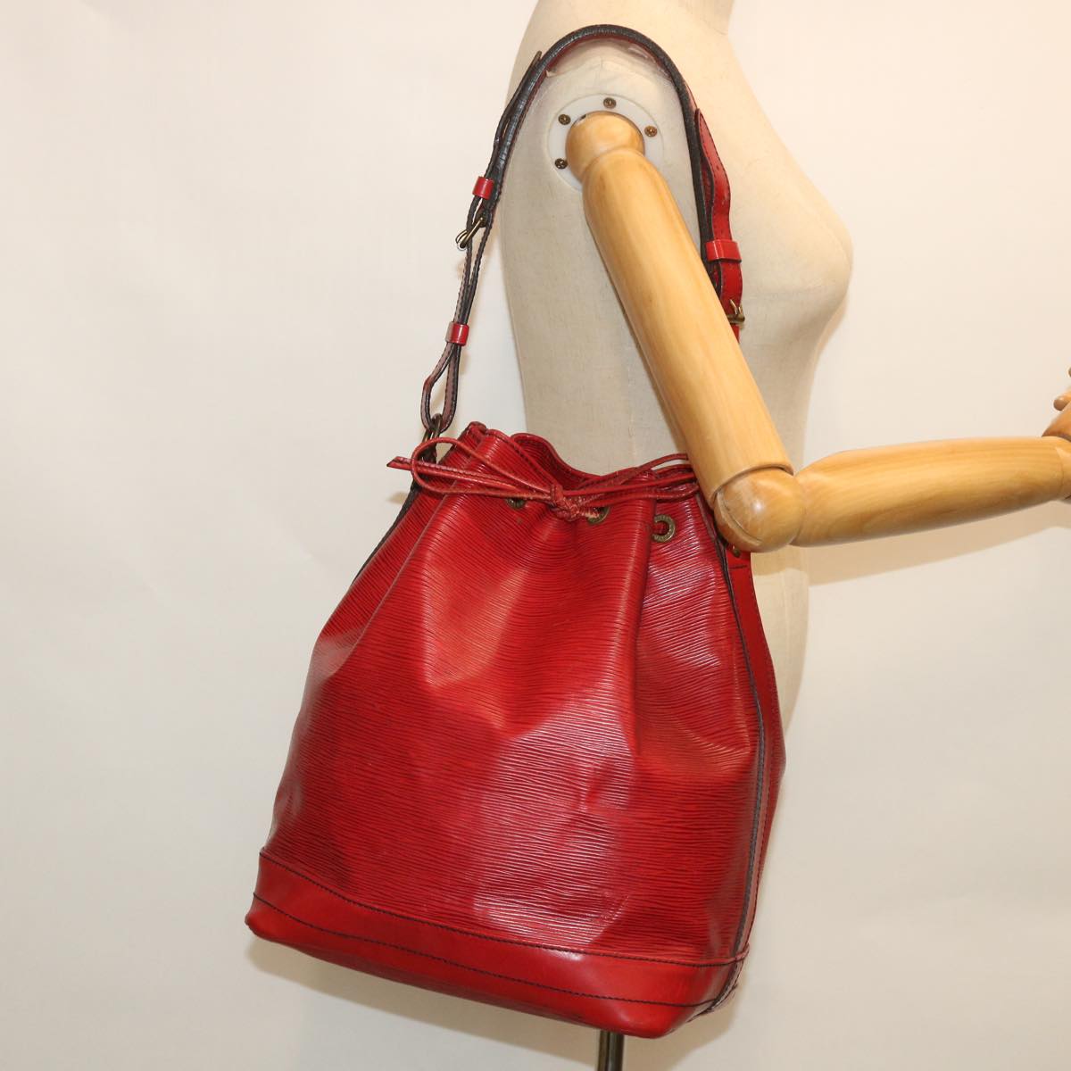 LOUIS VUITTON Epi Noe Shoulder Bag Red M44007 LV Auth bs8629