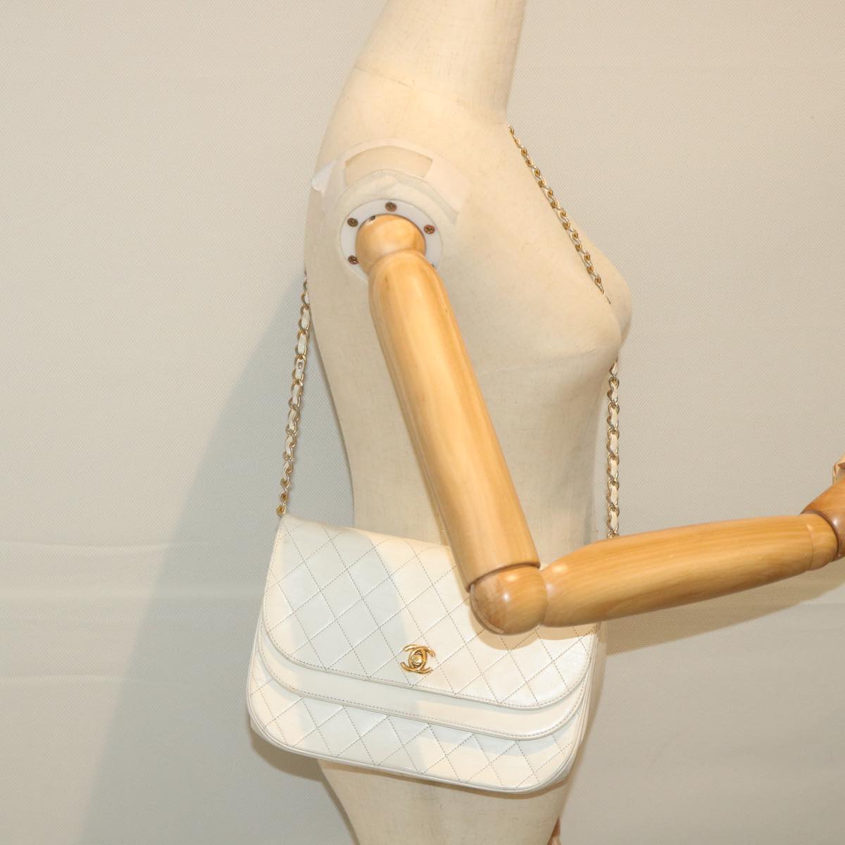 CHANEL Matelasse Chain Shoulder Bag Lamb Skin White CC Auth bs9328