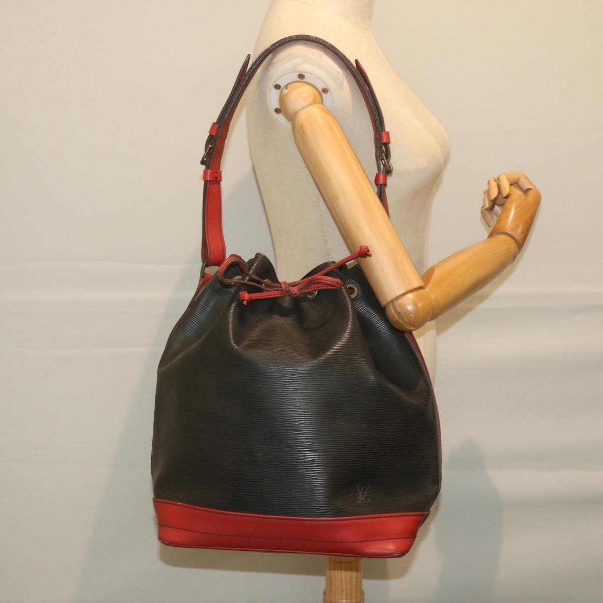 LOUIS VUITTON Epi Noe Shoulder Bag Bicolor Black Red M44017 LV Auth bs9852