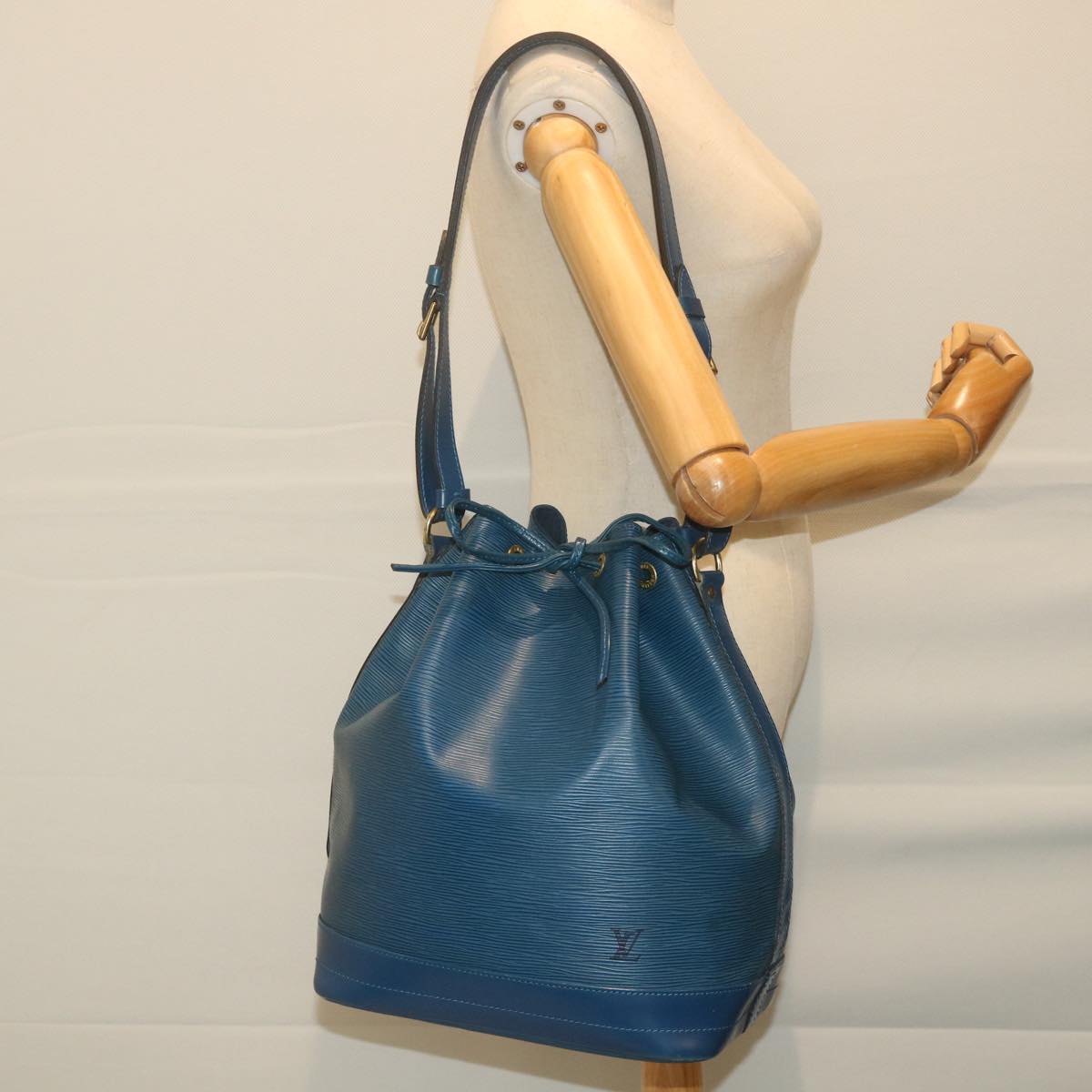 LOUIS VUITTON Epi Noe Shoulder Bag Blue M44005 LV Auth bs9947